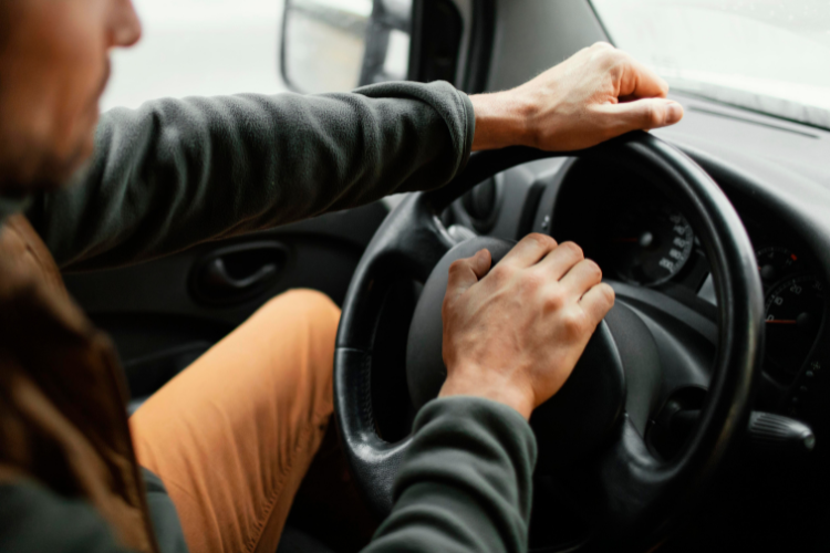 Motorista profissional conduzindo veículo com segurança durante trajeto corporativo.